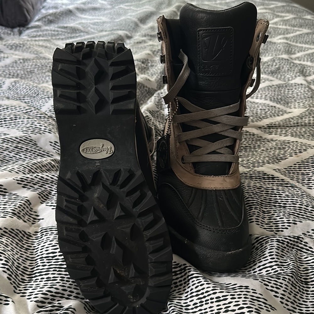 Size 9 Great Boot In Almost New Condition - image 8